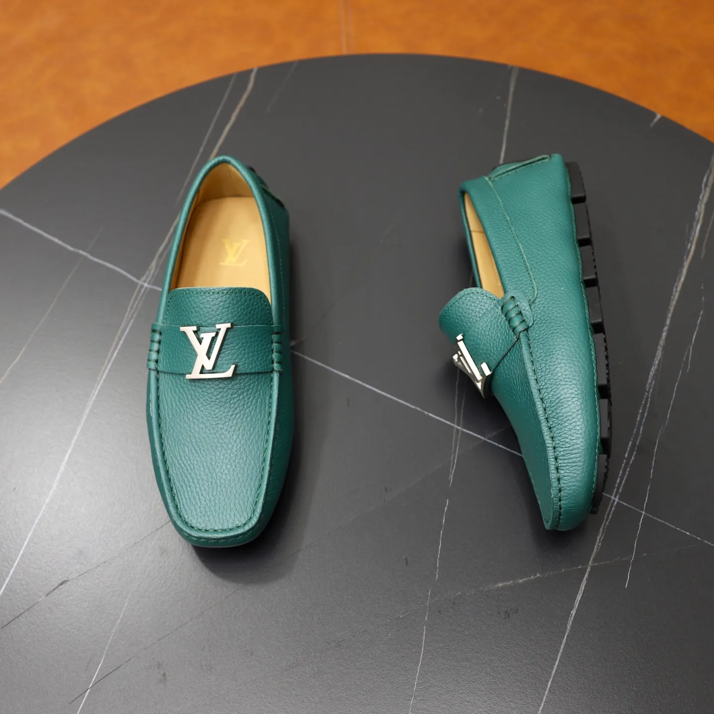 Ex-factory price: 480💰【LV】Louis Vuitton ⚠️High-end men’s driving and pedal series ⚠️38-44 (customized for 45) ⚠️All original cowhide leather! Thick and soft! Made entirely of calfskin lining! Rubber sheet anti-slip beanie sole! Three-dimensional package technology! Fashionable and classic! Handicrafts! Original high quality! Feel free to compare!